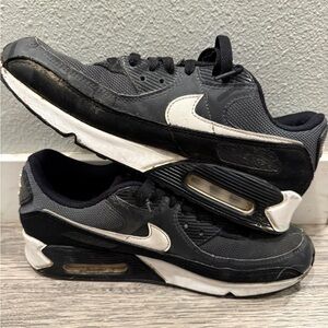 Nike Air Max 90 Shoes
size 9.5
EU 43